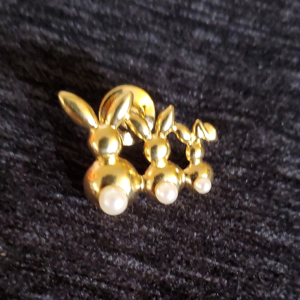 Vintage AVON Gold Tone Bunny Brooch with Pearl Accents